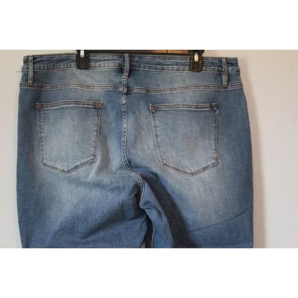 Vigoss Marley Distressed Midrise Cuffed Capri Light Wash Plus Size 22 H14763 - Picture 11 of 14